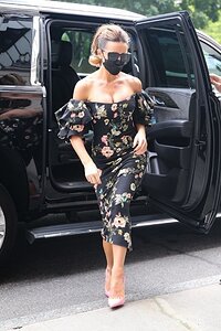 kate-beckinsale-in-a-floral-printed-dress-new-york-city-07-21-2021-1.jpg.805fda84017b3e46c5c52d31e117e226