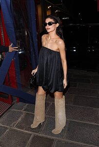 Kylie-Jenner---Wearing-a-strapless-dress-in-Paris-07.jpg.1dea1b0ec124b9ad5adf735e8aab1cbe