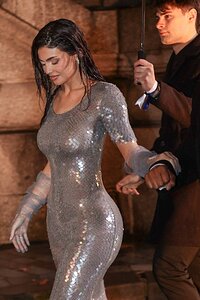 Kylie-Jenner---Seen-at-Mason-Margielas-Paris-show-amid-rain-03.jpg.f22d4d86e516023911acd5ccd0389b61
