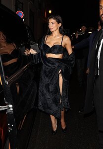 Kylie-Jenner---Weaing-a-black-skirt-and-bra-top-while-leaving-dinner-at-Costes-Hotel-in-Paris-04.jpg.5d1e1a218e1f3394bc10e85a6adbdf1e