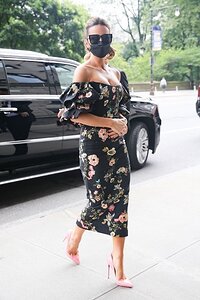 kate-beckinsale-in-a-floral-printed-dress-new-york-city-07-21-2021-11.jpg.b37a777322696875d6411c1add209786