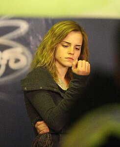 12699_Celebutopia-Emma_Watson_on_the_set_of_Harry_Potter_and_the_Deathly_Hallows_Part_I_in_London-06_122_228lo