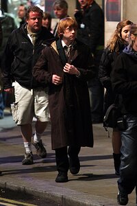 15950_Celebutopia-Emma_Watson_on_the_set_of_Harry_Potter_and_the_Deathly_Hallows_Part_I_in_London-10_122_155lo