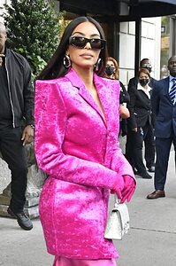 kim-kardashian-wears-all-pink-balenciaga-outfit-new-york-10-07-2021-0.jpg.b0e72fb8cf757568ffdd8374b6206e68