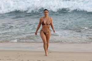 kim-kardashian-in-a-bikini-08-26-2020-11.jpg.7cfb922d4152bf0e76773a6a86eab196