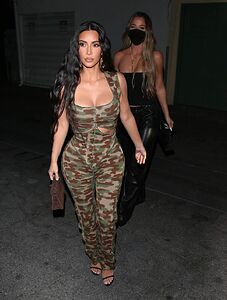 kim-and-khloe-kardashian-at-craig-s-in-west-hollywood-05-21-2021-3.jpg.c35c7da052ea28bccc07d8e1138ea802