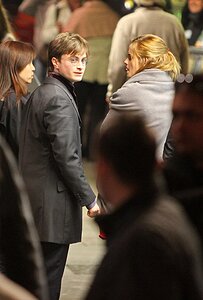 15842_Celebutopia-Emma_Watson_on_the_set_of_Harry_Potter_and_the_Deathly_Hallows_Part_I_in_London-02_122_143lo
