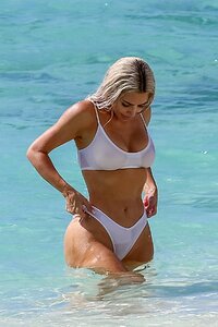 1772879129_kim-kardashian-displays-her-famous-curves-in-a-white-bikini-while-posing-for-a-casual-photoshoot-in-turks-and-caicos-010722_29-Copy.jpg.5da88dc956a20d554694919a2e15ebb7
