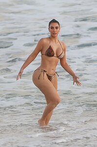 kim-kardashian-in-a-bikini-08-26-2020-8.jpg.9a3fc65a56218fbc07ec715fc2857698