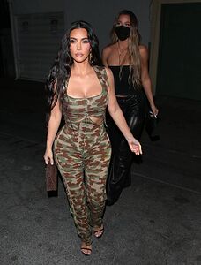 kim-and-khloe-kardashian-at-craig-s-in-west-hollywood-05-21-2021-4.jpg.99f8a986e0915c2a08556edabe1d0894