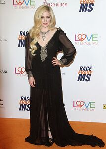 avril-lavigne-2018-race-to-erase-ms-gala-in-beverly-hills-6.jpg.41e661011ddfc06c89fb0d3d999609eb