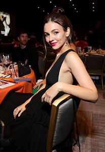 victoria-justice-at-29th-annual-race-to-erase-ms-gala-in-los-angeles-05-20-2022-2.jpg.906a4784d7fd82b85ff836fe84ef1971