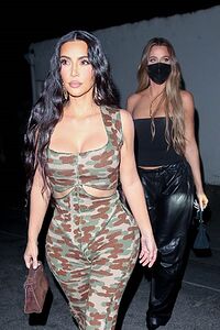 kim-and-khloe-kardashian-at-craig-s-in-west-hollywood-05-21-2021-9.jpg.9e3ebb1ee33b4cc6fbf90bda3cecf3d9