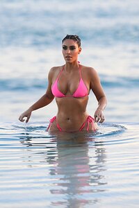 kim-kardashian-kkw-beauty-photoshoot-in-cabo-san-lucas-08-23-2020-5.jpg.0eaf13cde43b4c038c757c186d805c15