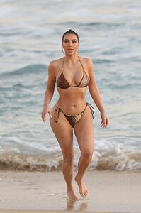 kim-kardashian-in-a-bikini-08-26-2020-1.jpg.0faa0c39cf234081eee17e49b45e9bb5