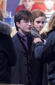 12376_Celebutopia-Emma_Watson_on_the_set_of_Harry_Potter_and_the_Deathly_Hallows_Part_I_in_London-14_122_697lo