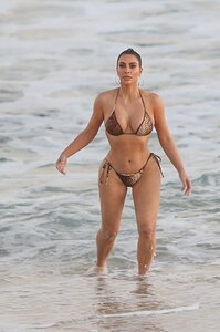 kim-kardashian-in-a-bikini-08-26-2020-10.jpg.a57a4dec19c4b2e7d8ff33dc46ec84ac