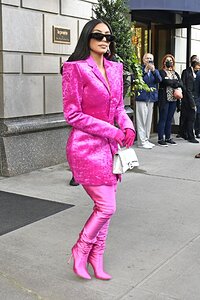 kim-kardashian-wears-all-pink-balenciaga-outfit-new-york-10-07-2021-9.jpg.9c85355c090eb7e5468dd3df14ec6932