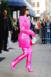 kim-kardashian-wears-all-pink-balenciaga-outfit-new-york-10-07-2021-5.jpg.3dc5d44dc01b2177d5a0b2b1bdf755a2