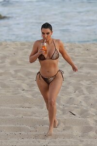 kim-kardashian-in-a-bikini-08-26-2020-14.jpg.161f0b84dc2abe11e3a4a0e6b047814d