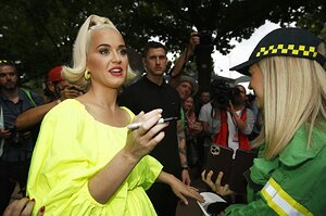 katy-perry-fight-on-concert-for-firefighters-and-bushfire-victims-in-bright-1.jpg.13d60c3c10b5145637be81aad301b8bf