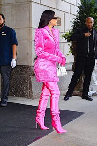 kim-kardashian-wears-all-pink-balenciaga-outfit-new-york-10-07-2021-8.jpg.717d1732bf2f9e433aec458533dd7d64