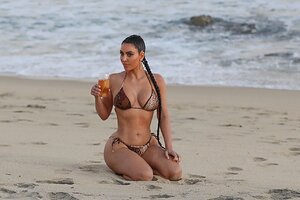 kim-kardashian-in-a-bikini-08-26-2020-17.jpg.6eb10195e879645064b63388346d7621