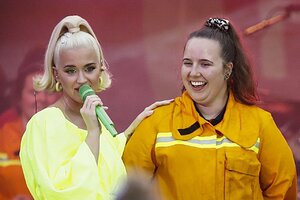 katy-perry-fight-on-concert-for-firefighters-and-bushfire-victims-in-bright-10.jpg.d8704b92d17d354935f2a7d98445038e
