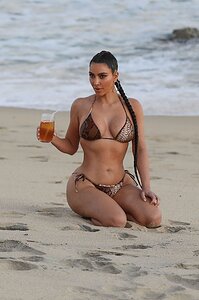 kim-kardashian-in-a-bikini-08-26-2020-2.jpg.760cc01f8a2f97611f6a2bbd3fe97cf0