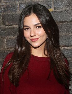 victoria-justice-on-the-backstage-of-new-musical-juliet-on-broadway-in-new-york-12-06-2022-7.jpg.4d90bfc4127149d8b53f23edd02d3ee1